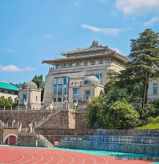 别的名校还在“严防死守”，武大突然宣布：取消预约！刷身份证直接进：这才是百年学府
