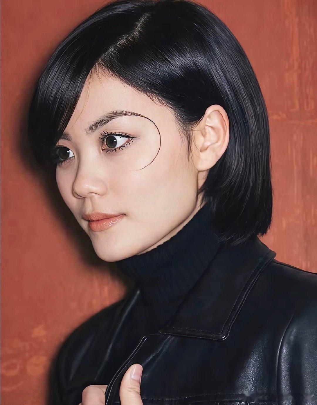 王菲的化妆师真鬼才，这审美太超前了，怎么会想到把眉尾画出这样的效果。话说回来，王