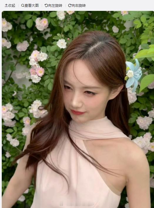 这个粉色挂脖裙造型太适合李一桐了！露肩设计展现完美肩颈线条，粉嫩的色调与花海背景