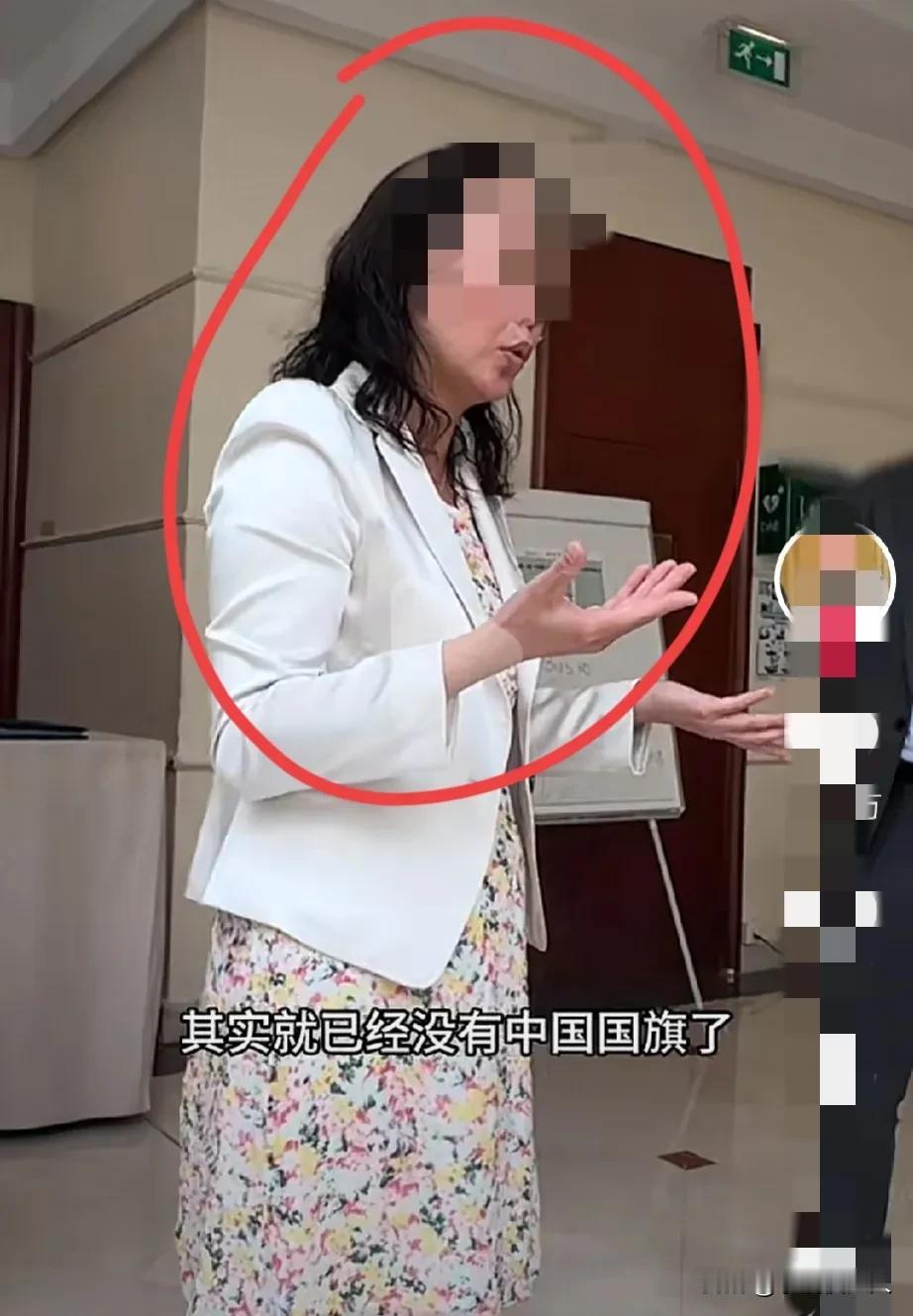 乱臣贼子！巴黎这个店女负责人露面了！
她依然表示宁可把所有国旗全部拆掉，也不同意