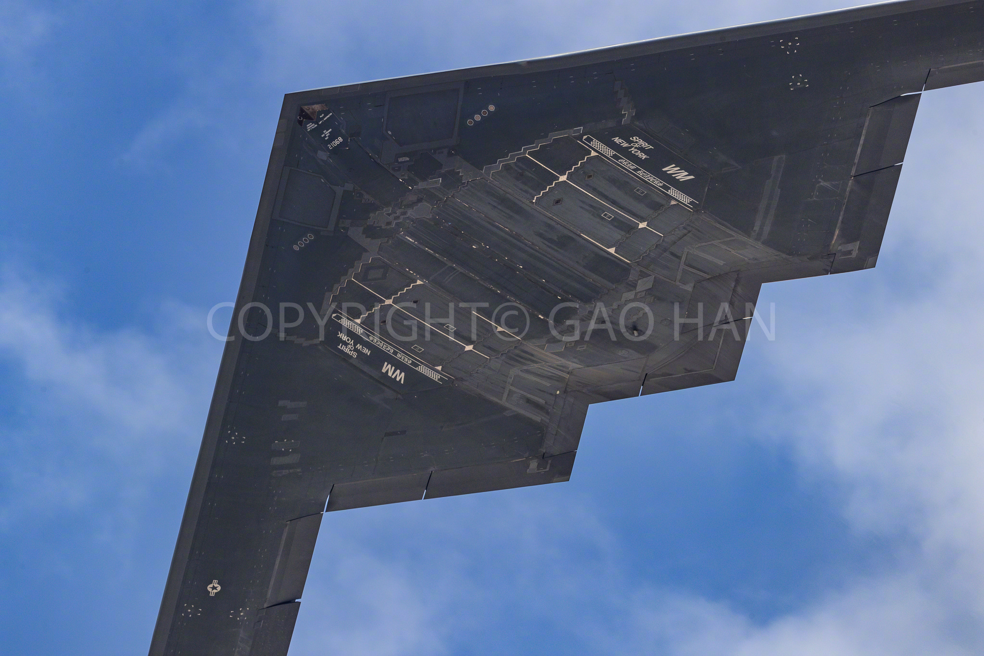 B-2是目前在役最先进战略轰炸机，依靠其极其先进的隐身技术，在科索沃、阿富汗、利