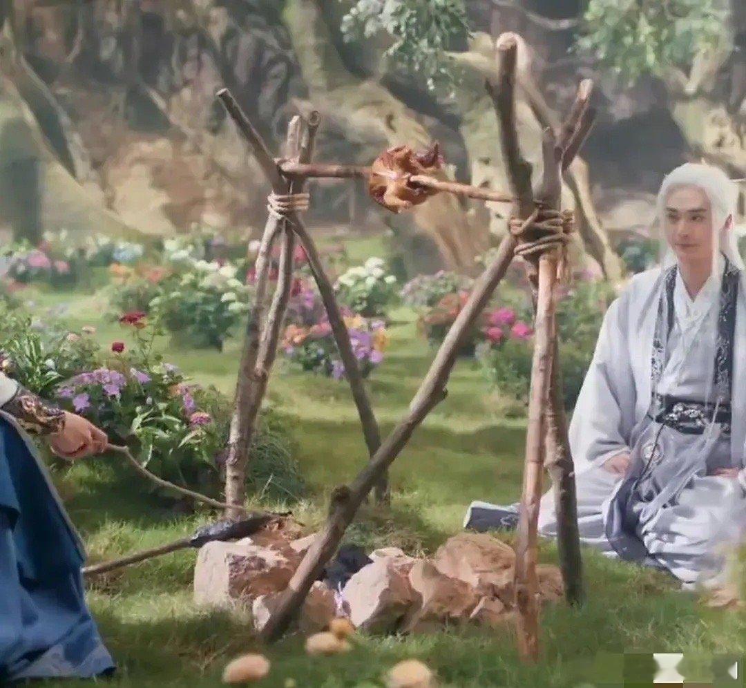 在《少年白马醉春风》这部剧里，那个烤鸡真是让人哭笑不得！ 火到鸡与到人的距离竟然