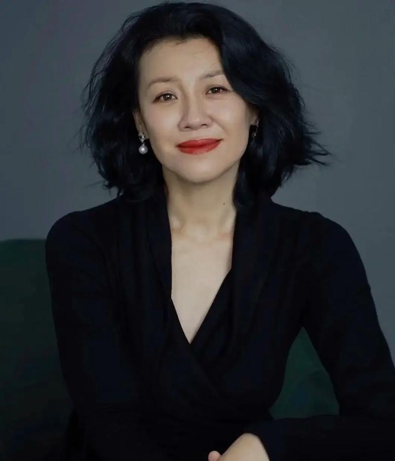 27岁的刘琳，竟被43岁的名导张黎一句“结过4次婚太累”给打发了？
这哪是怕累，