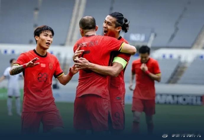 国足是懂田忌赛马的，取东亚杯首胜！  中国队1-0中国香港队，第三收官！  此役