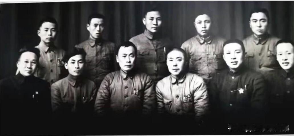 1938年初，新四军部分将领在南昌合影前排左起张云逸、叶飞、陈毅、项英、黄道，后