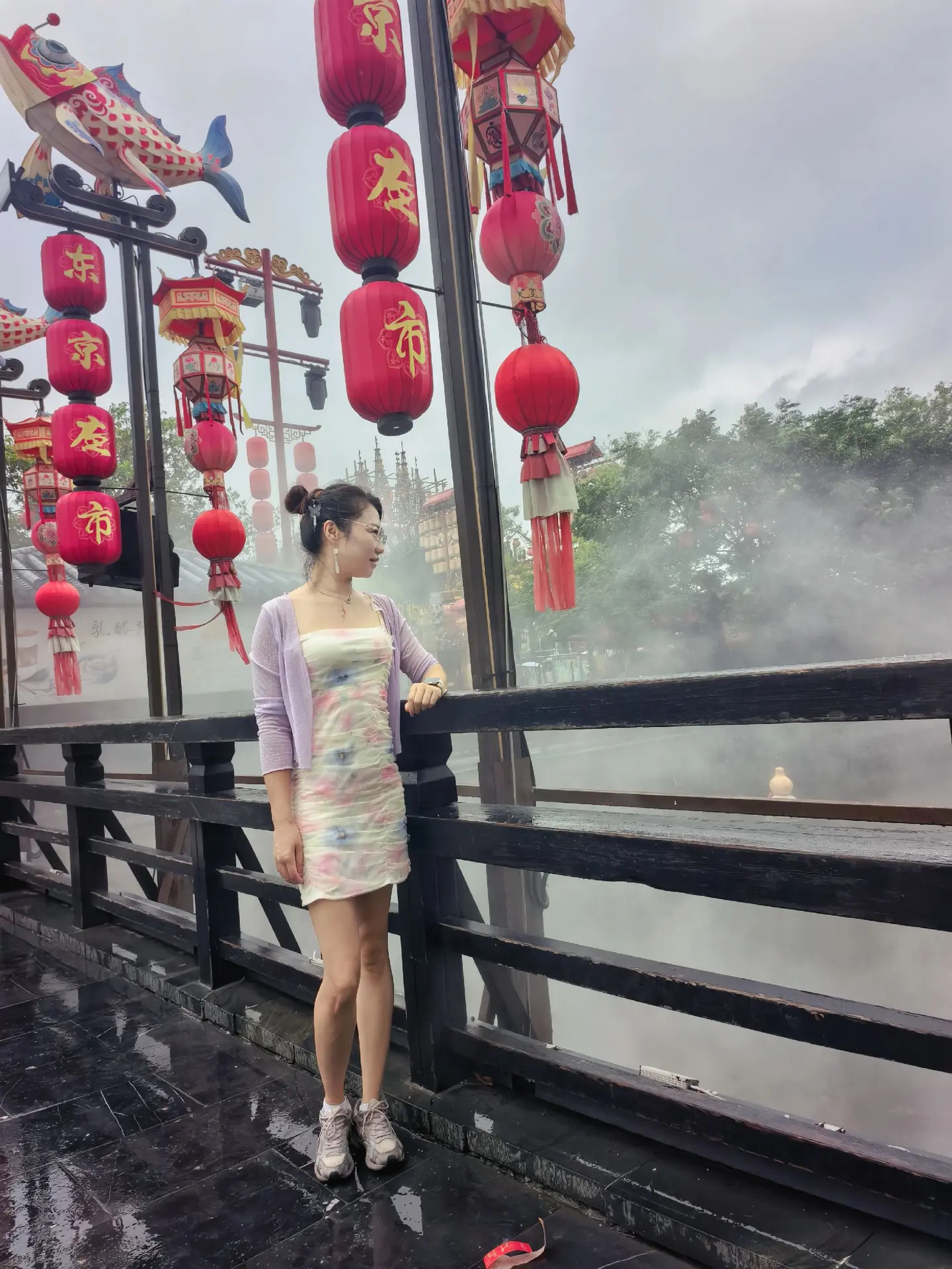 烟雨蒙蒙的清明上河园。