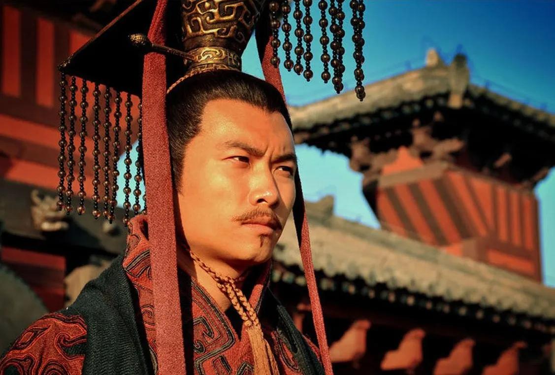 曹操刚咽气，灵柩还没凉透。曹丕就把父亲后宫里几十个美人，全部纳入了自己名下。铜雀
