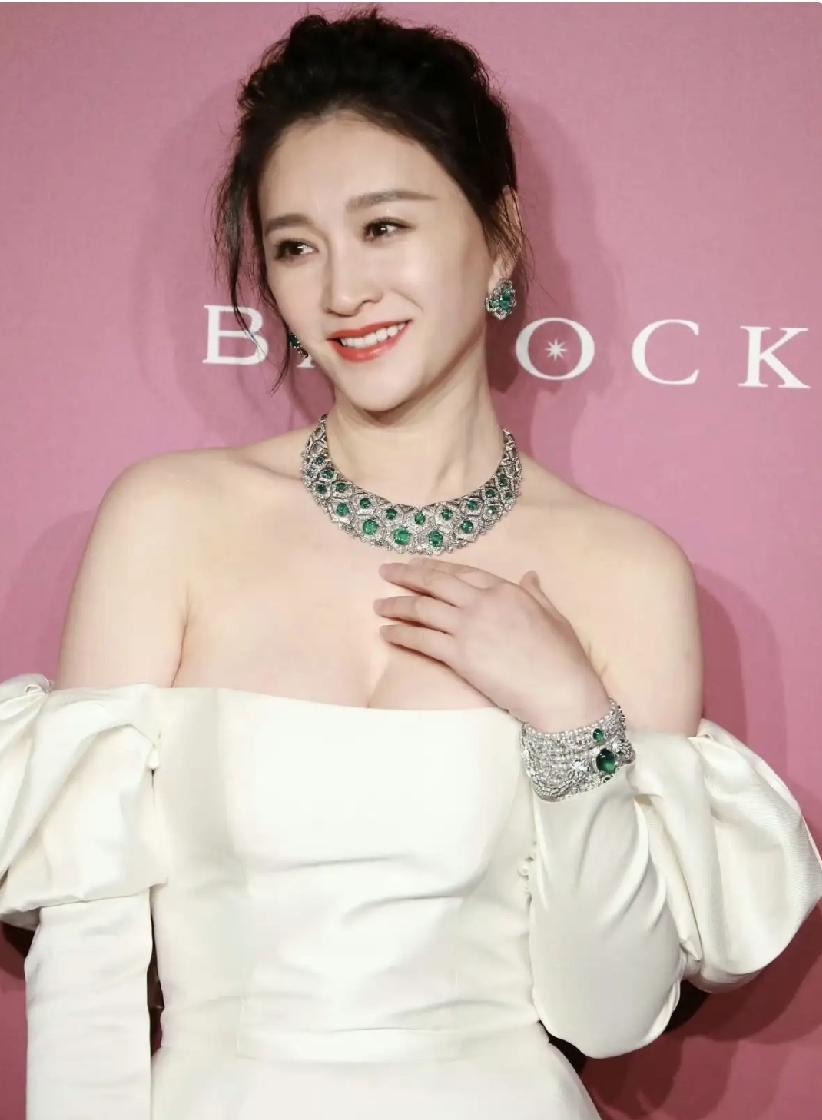 李小冉和前夫的古堡婚礼很风光，两人婚后的日子也挺郎情妾意的。
男方有钱 ，女方有