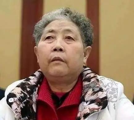 老干妈当年创业，穷得连瓶子都买不起。玻璃厂嫌她订单小，只有贵阳一家小厂肯帮她，价