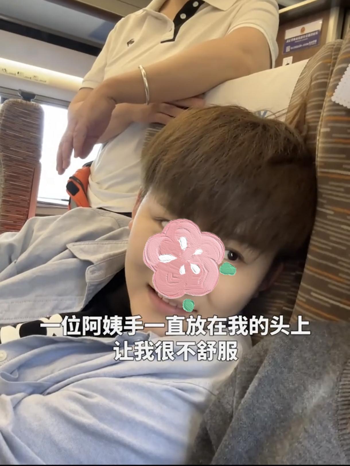 “暖心！”高铁上，女孩发现一位阿姨行为反常，有座位不坐只放包，有衣服不穿系腰间，