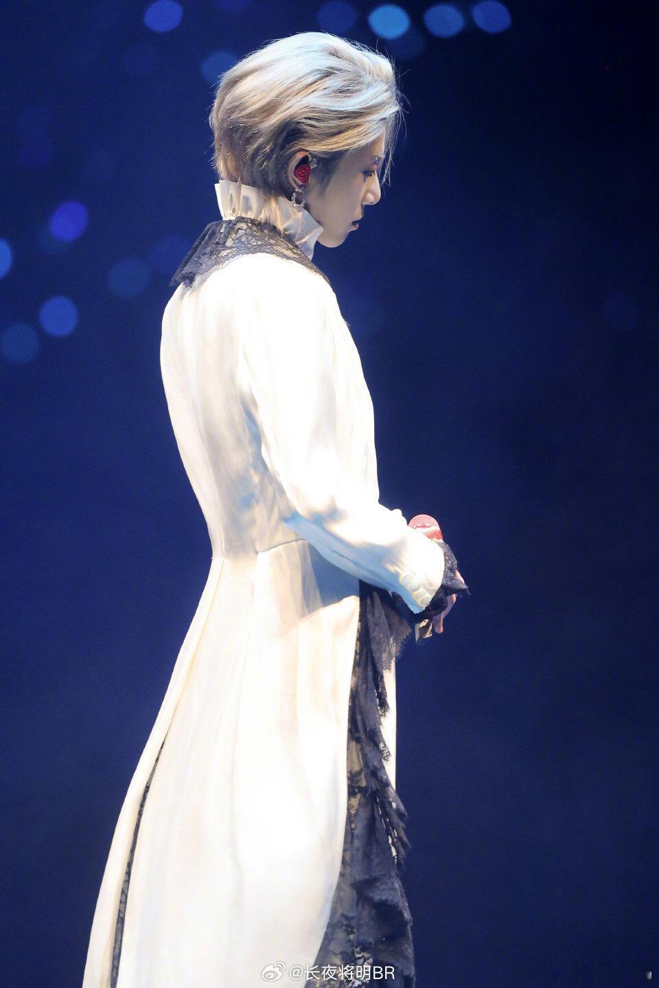 华晨宇今天是黄油蜂蜜面包吧 软乎乎的甜度直戳心巴，奶香裹着蜜意的温柔感拉满，一口