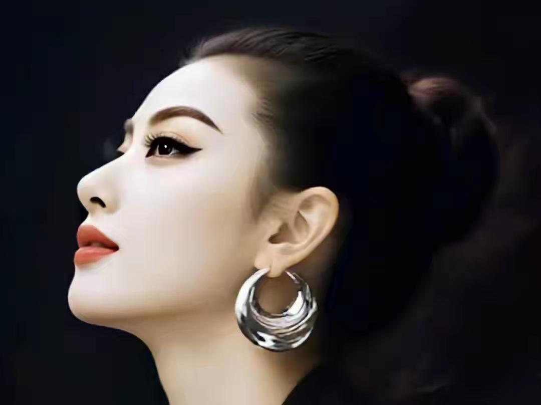 一晃人生过半篇，
纠结琐事实在冤。
抛开烦恼寻欢乐，
活在当下尽开颜。