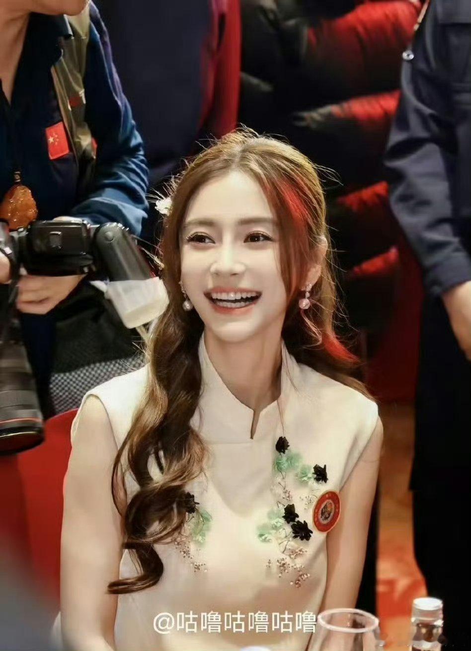 Angelababy简直是美神来的，时间到底带走了杨颖什么[比耶][比耶][比耶