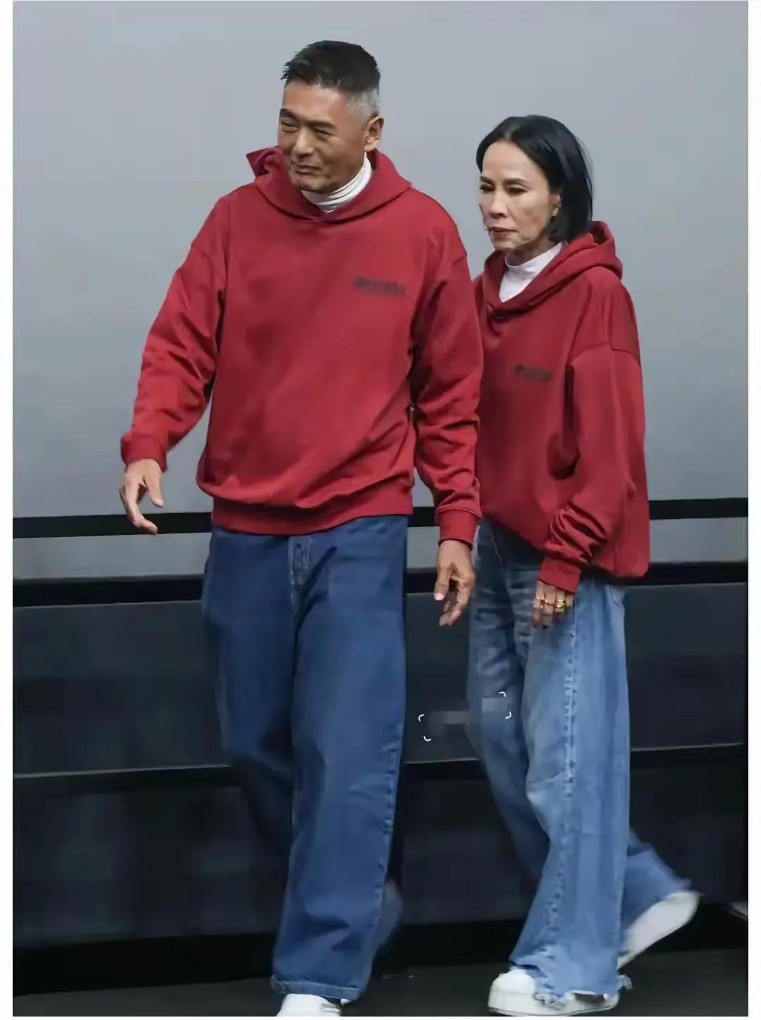 发哥和大嫂
一对让人羡慕的明星夫妻
形式低调有爱心热衷于公益事业
唯一的缺憾就是