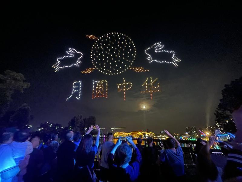 成都中秋见月明，完全打破我之前对川渝中秋多半躲在云里的刻板印象。
前几年在成都过