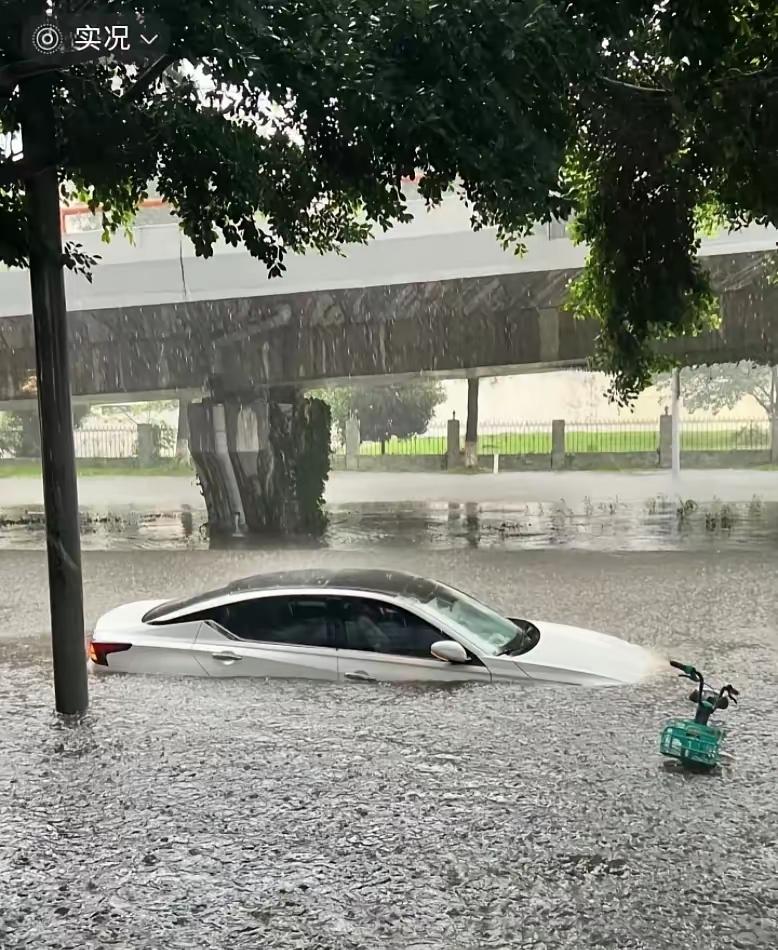 7月11日，
这回四川遭殃了，
没等来台风，却等来了突如其来的
暴雨，成都很多二