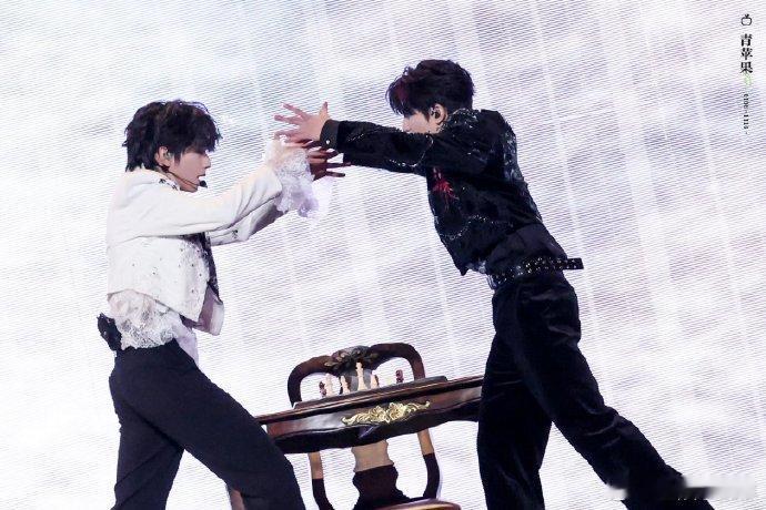 穆祉丞王橹杰神图有了这俩人往那一站，氛围感直接拉满！橹穆双人舞台