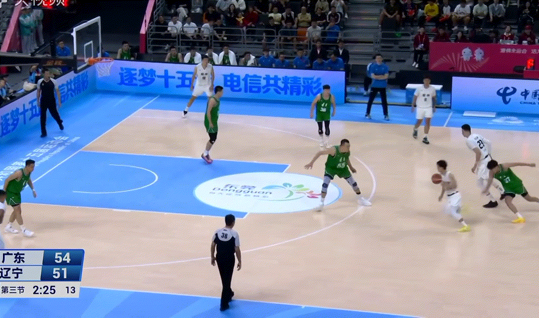 徐杰这抛投够灵动！传给贺希宁这三分也够冷静，这段时间为数不多的亮眼配合了虽然广东