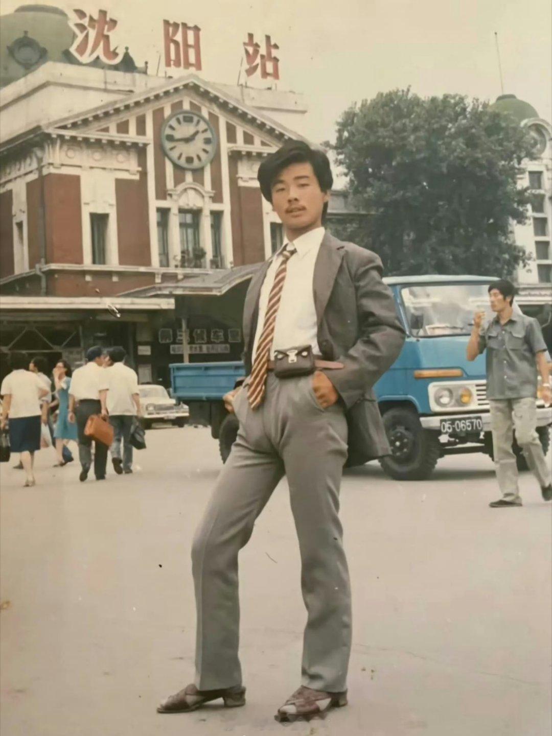 1989年，沈阳。火车站广场上的“万元户”。那桀骜不驯的小眼神。