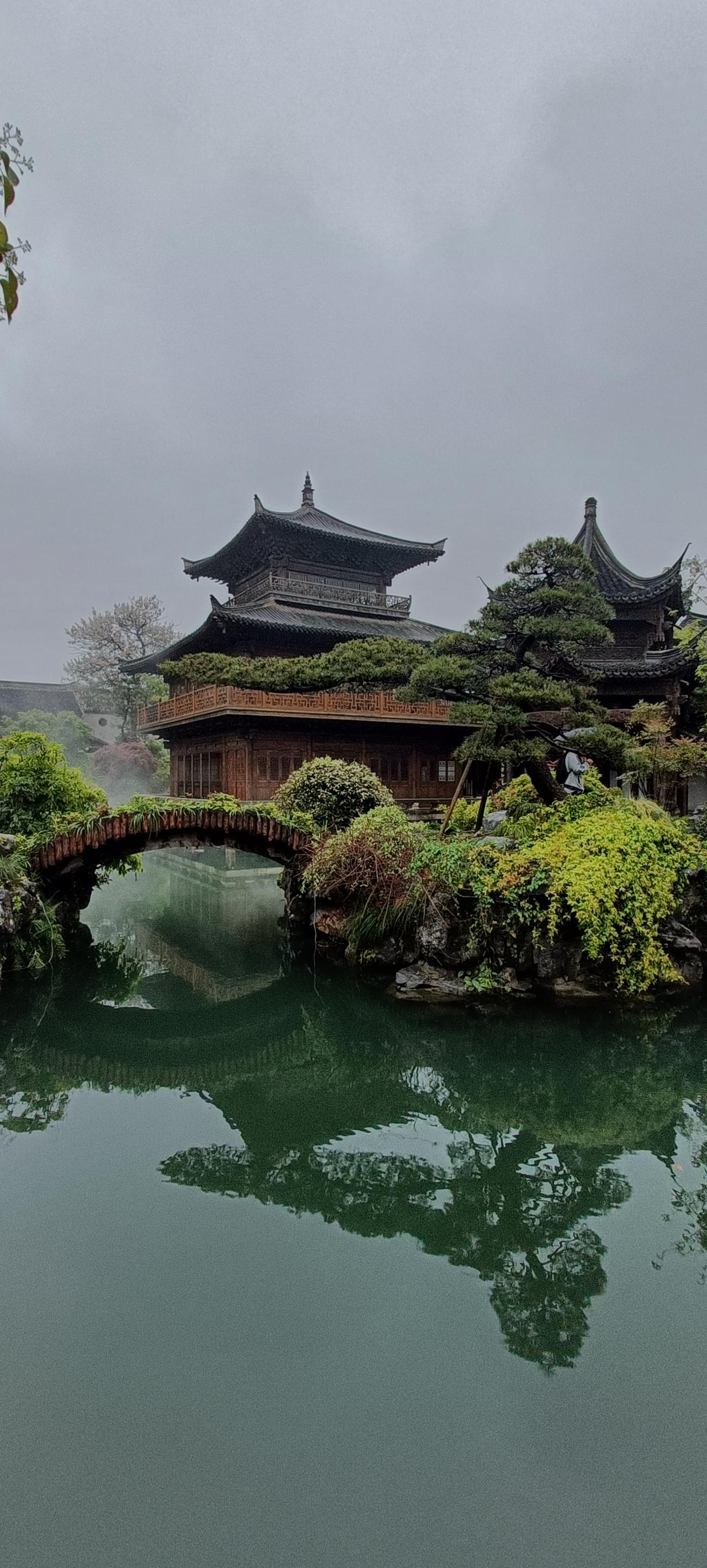 古风庭院，绿意盎然，静谧悠然。
上联:曲桥通幽处，
下联:古韵入画来。