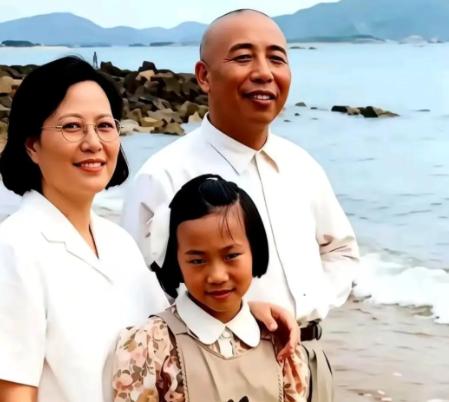 1972年，65岁的开国上将宋时轮娶了32岁的郑晓存，而郑晓存不是别人，正是他亡