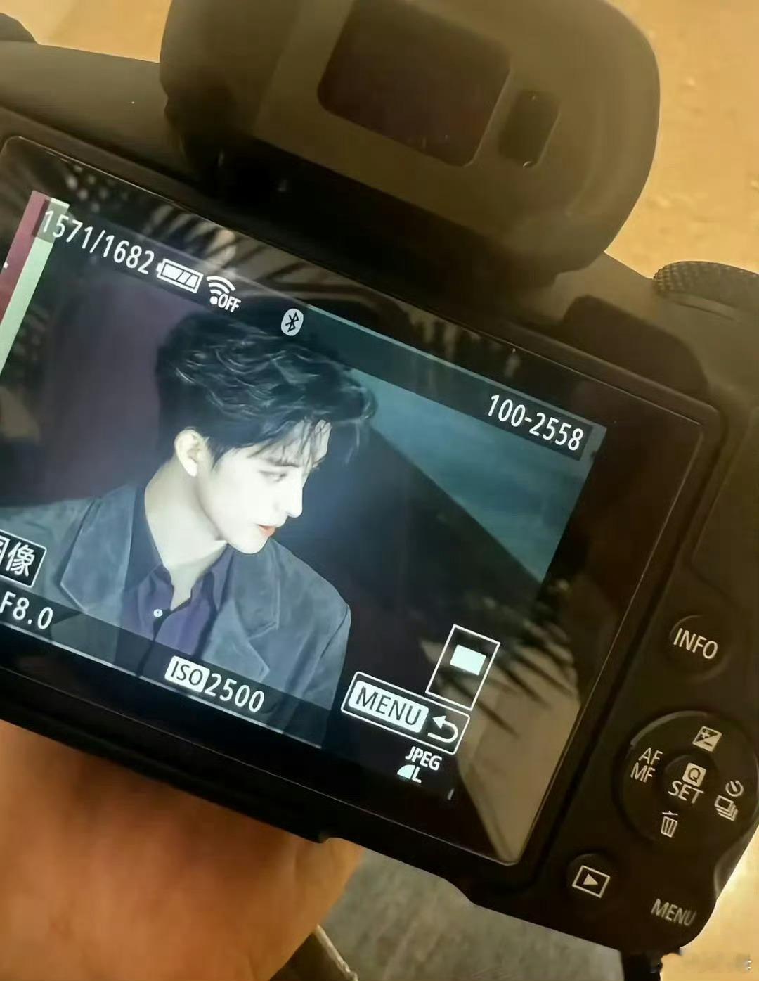 不得不说……这哥是真的嫩真的帅啊。看直播活人感也很强，该红的。敖瑞鹏 老来得红