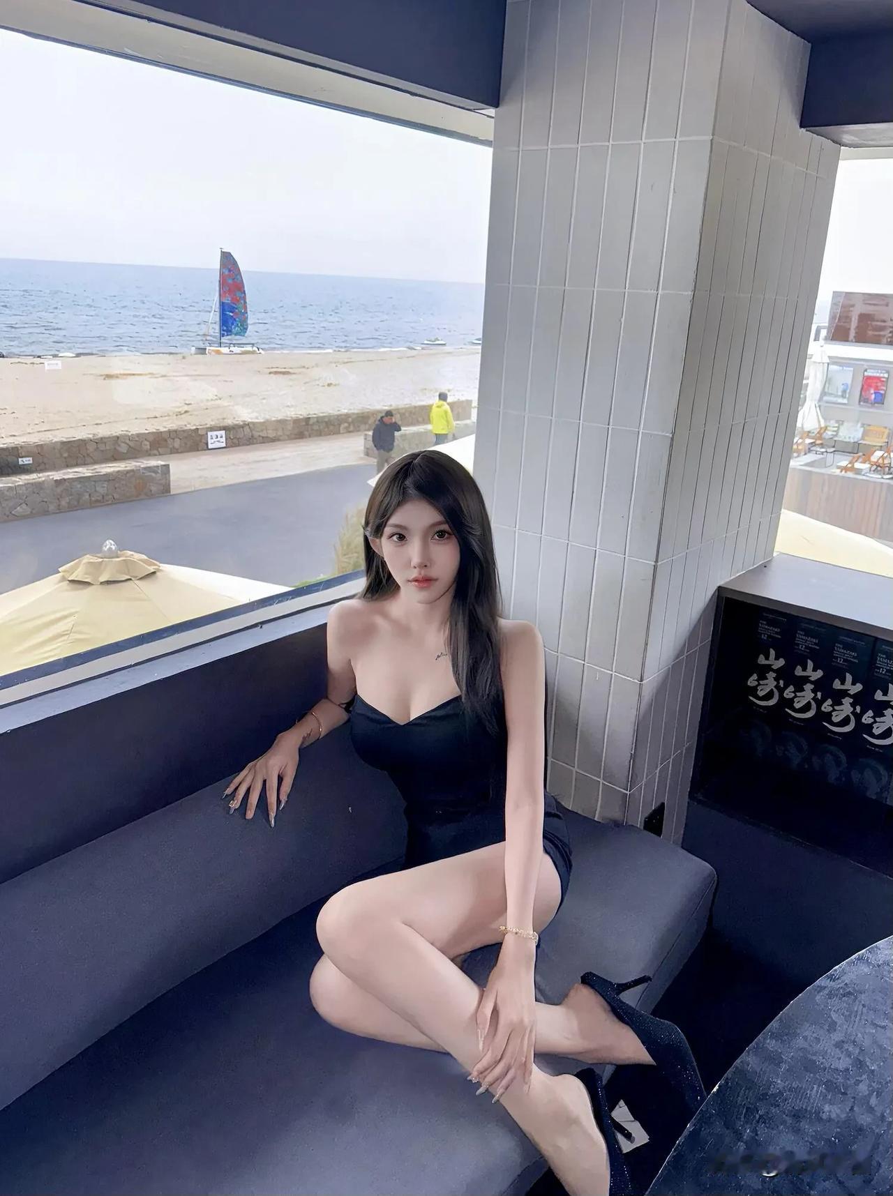 海边的海风，吹动你的裙摆#分享绝色美女照# #分享女神级美照# #漂亮妹子图分享