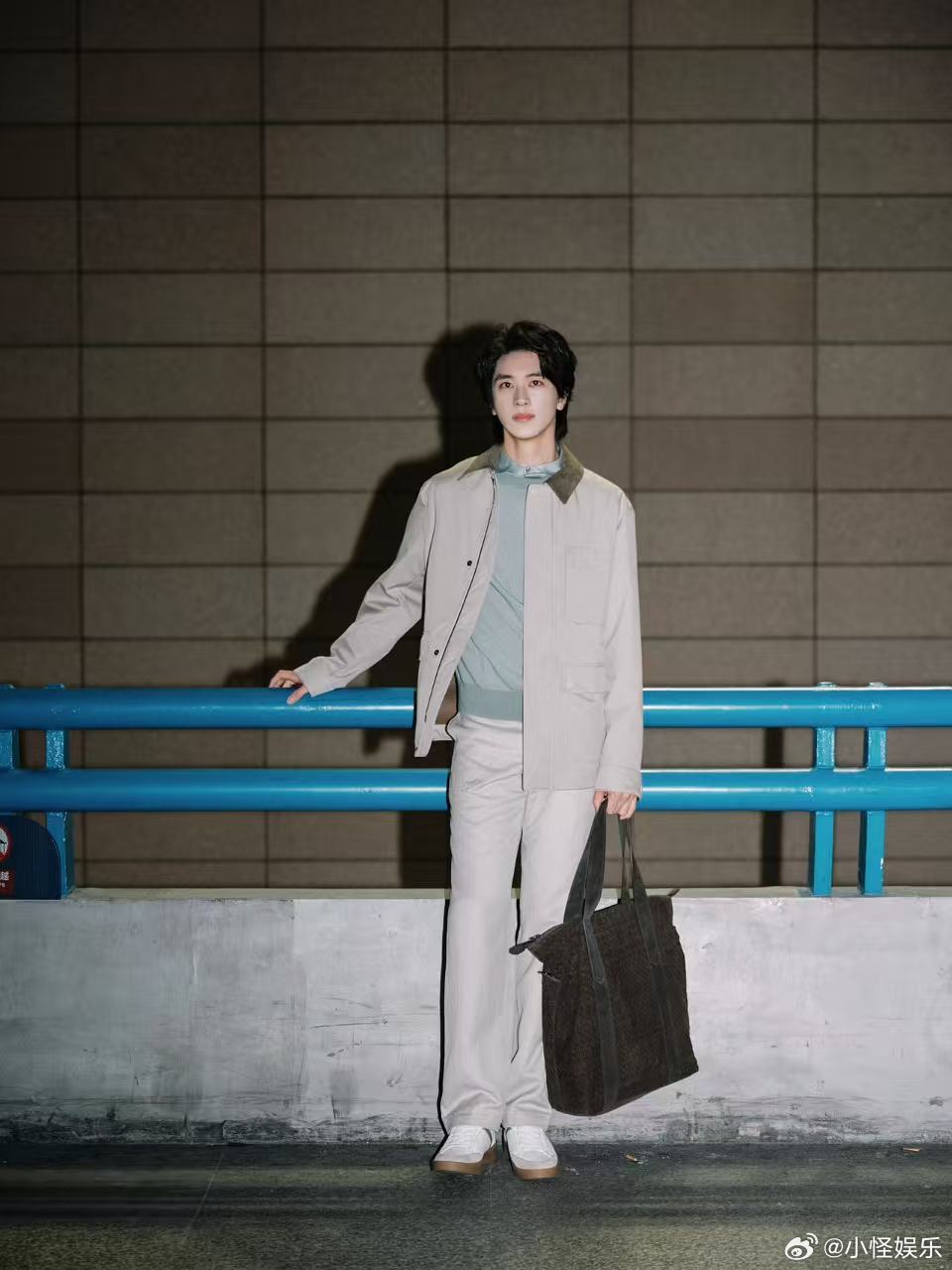 许魏洲时装周出发被夸害羞了 许魏洲米兰出发夹克吸睛，日常时髦感足，被夸害羞，尽显