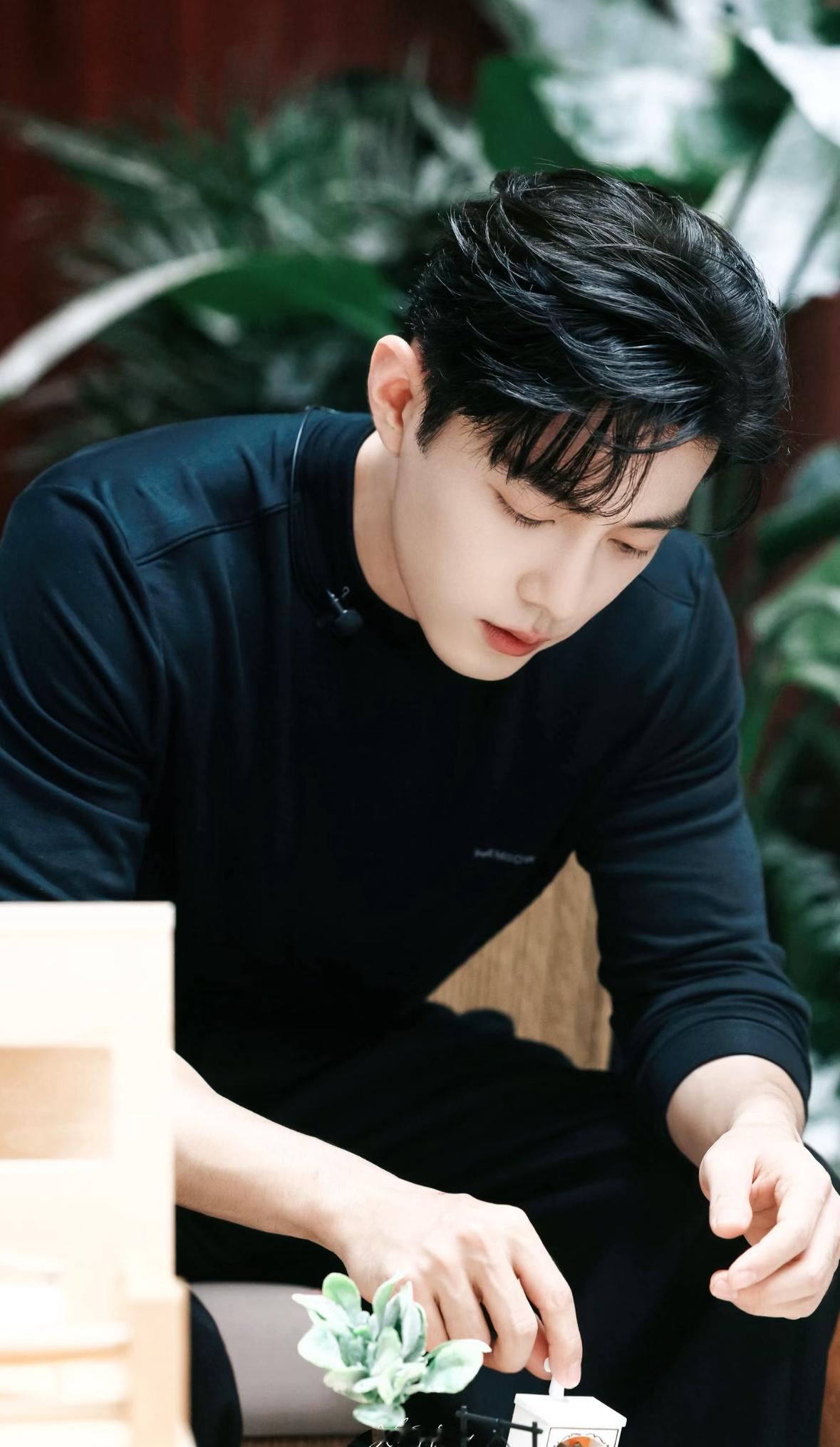 王彦霖在微博年度星光人物评选（微博KING）中给合作《小城良方》的肖战投票，系统