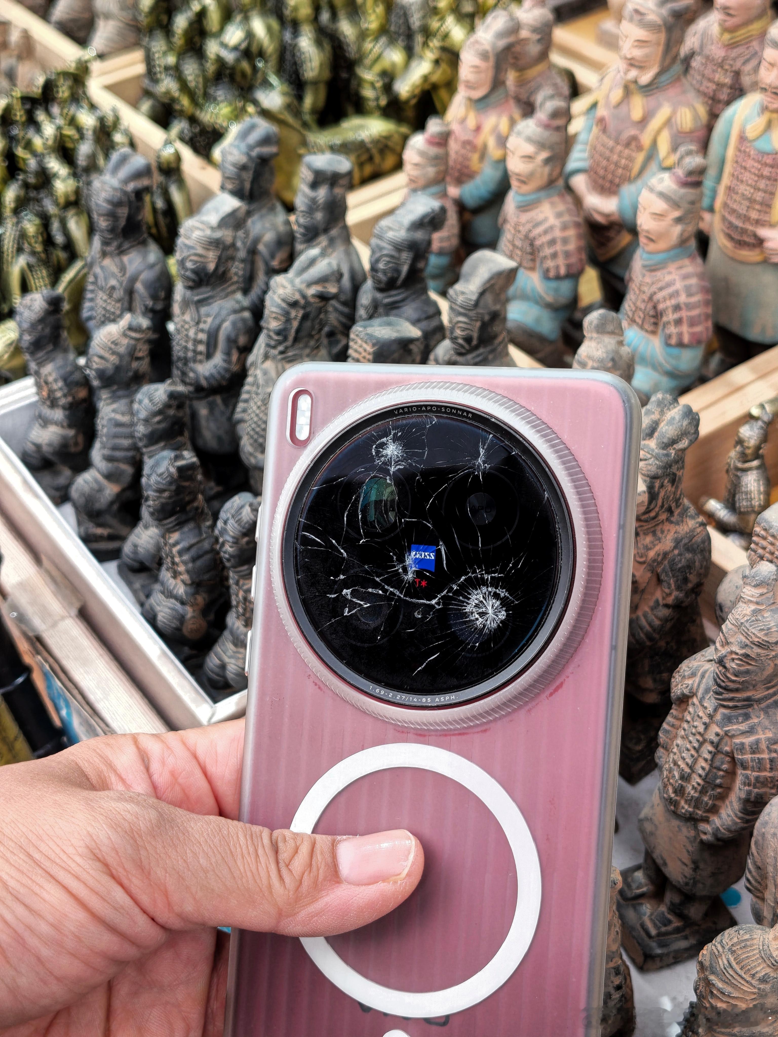 不得不夸一下，昨天镜头玻璃摔得稀碎，打电话给客服说西安各门店都需要调货，而且遇上