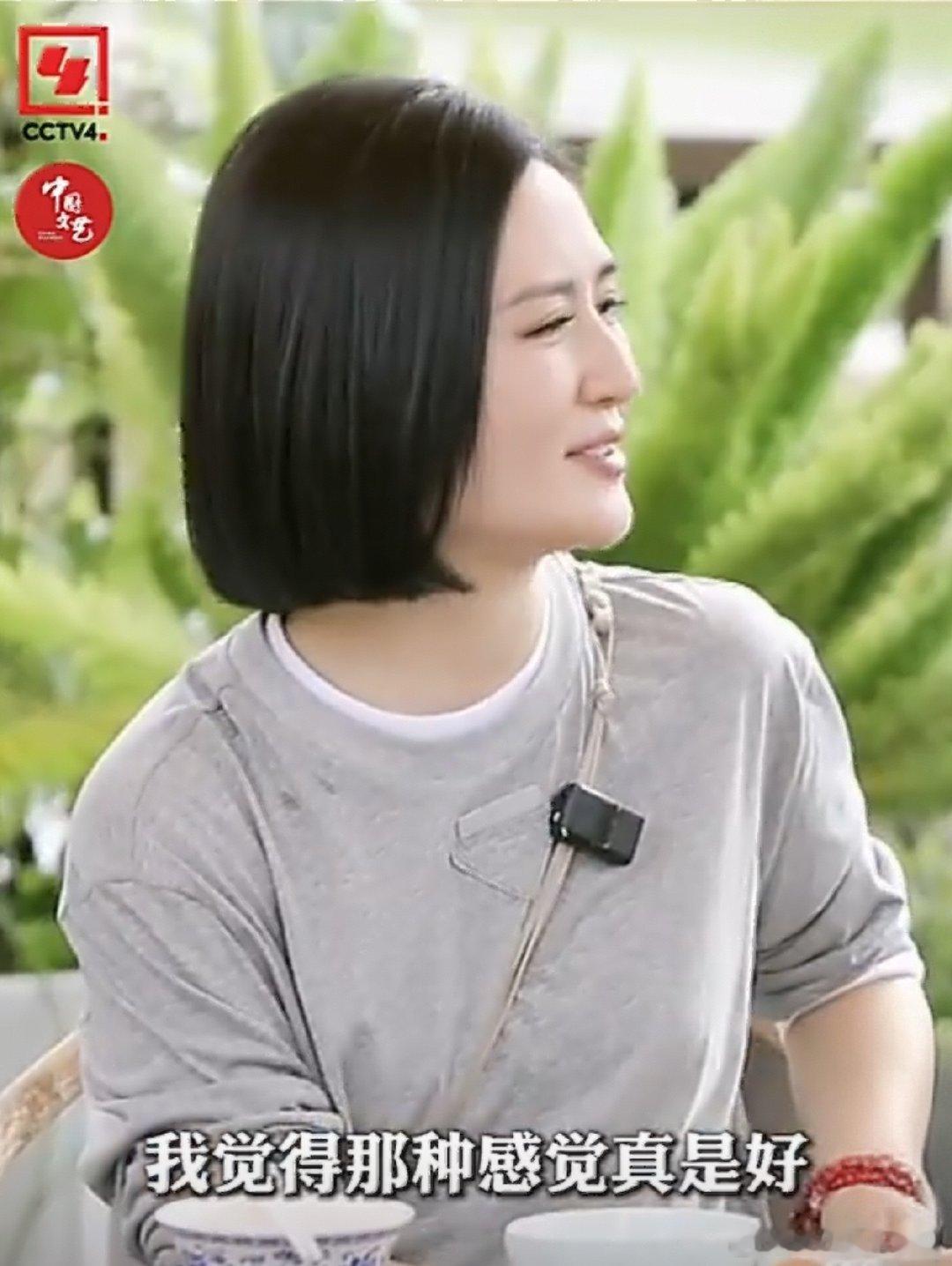 谢娜在总台秋晚上给全世界介绍家乡 总台秋晚的舞台上，谢娜以真诚的话语介绍家乡。她