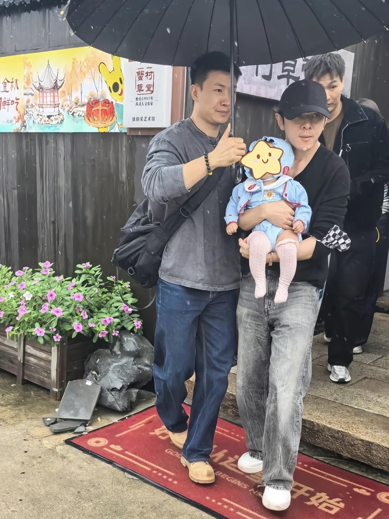 偶遇李佳琦现身阳澄湖，抱着小婴儿一脸慈爱，小朋友看着才六个月很可爱。

10月3