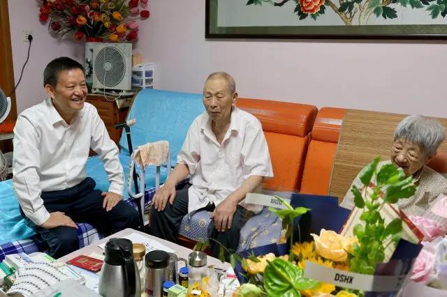 湖南师范大学校领导国庆前夕慰问老同志

在中华人民共和国成立75周年之际，近日，