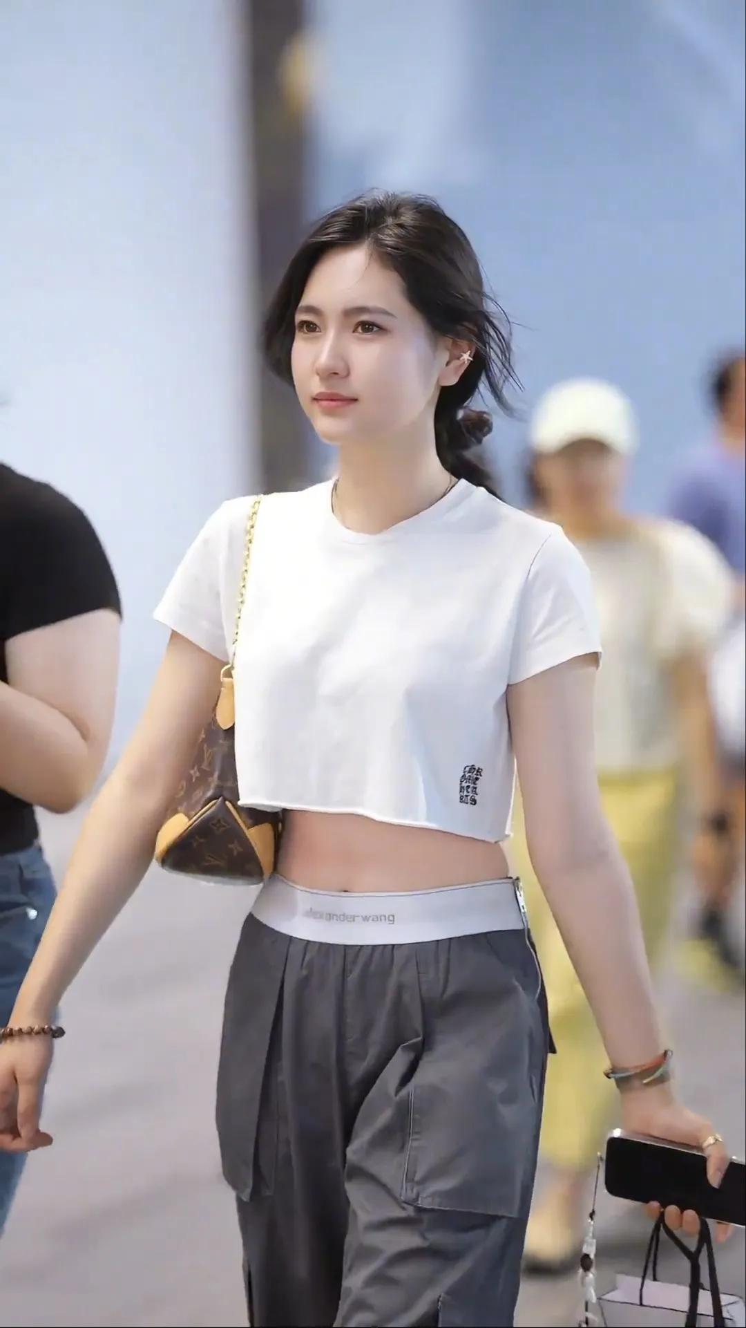 天上不见一仙女，
玉帝下令速速找。
千里眼忙处处看，
疑落人间来逛街。