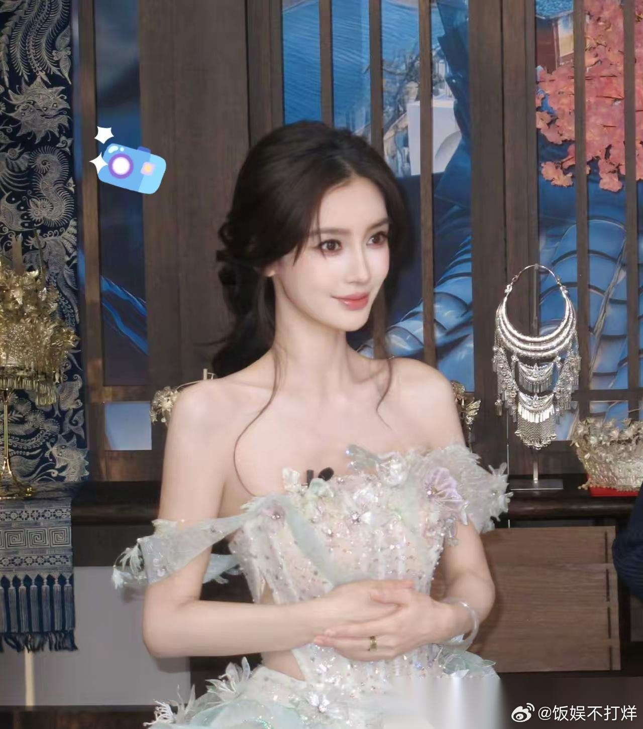 昨晚有个男人， 我估算他给Angelababyicon刷了三十万。 不是富豪，不