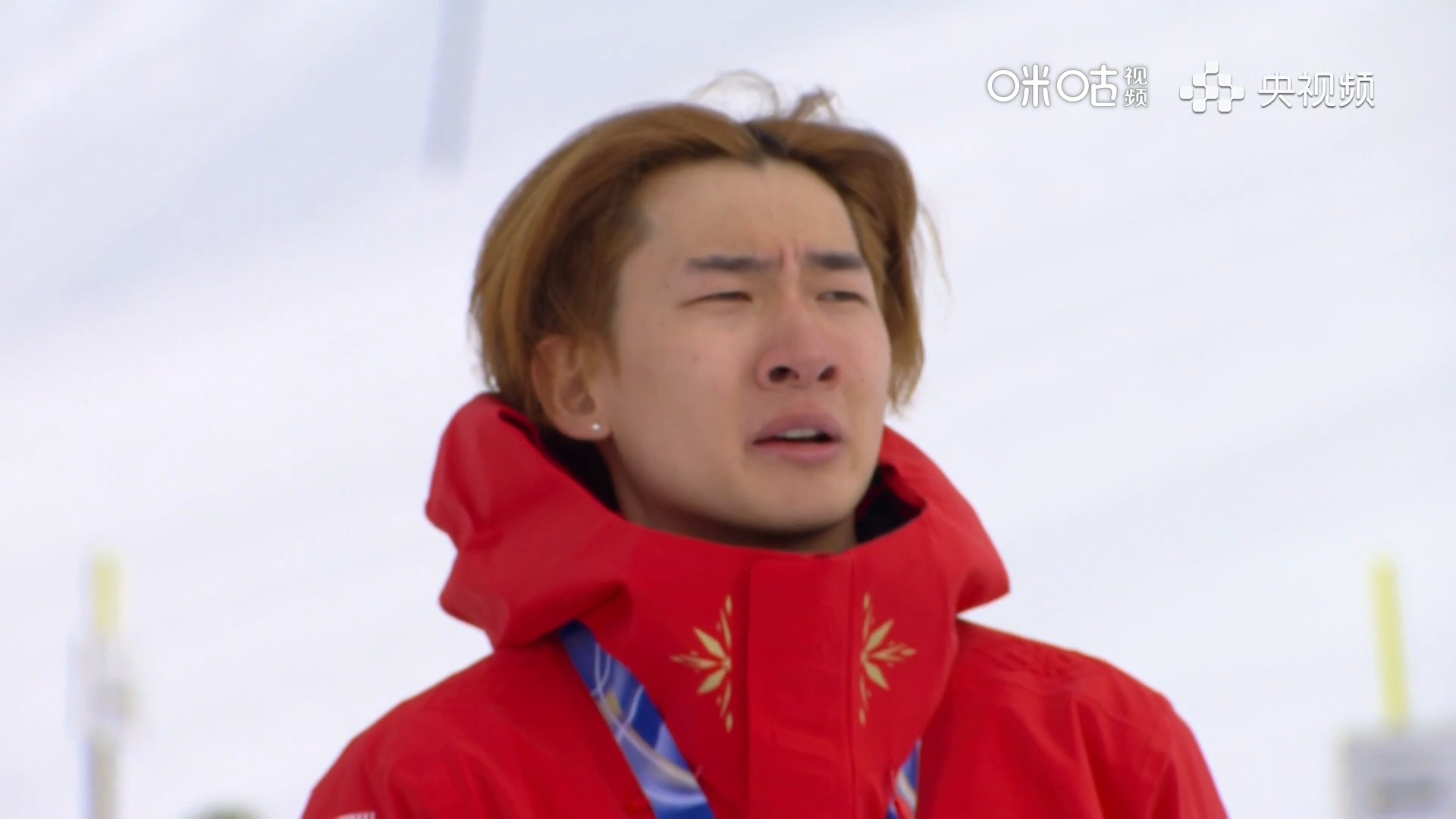 #苏翊鸣边唱国歌边哭# 太不容易了！在颁奖台上高唱国歌，再次流下眼泪，这一刻是幸
