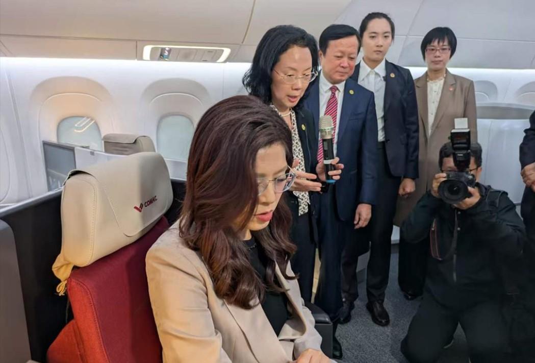 结束上海行程，郑丽文飞北京，万米高空遇“难得缘分”，一句话戳中两岸人心。
 
4