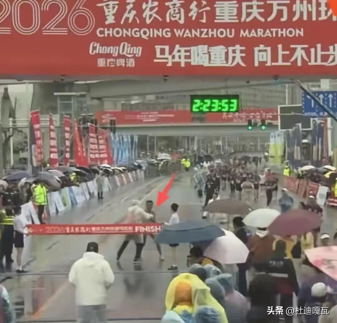丢人都丢到国外了，
外媒指责重庆万州马拉松不专业！
运动员拼尽全力跑完了40多公