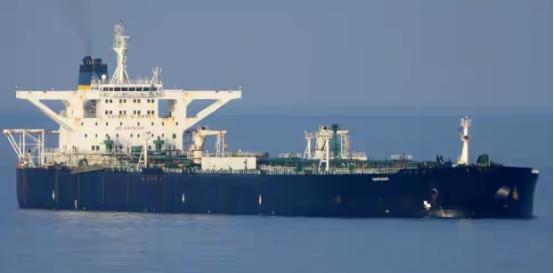 美国海岸警卫队这回出丑了！他们本来准备拦截委内瑞拉的油轮，结果人家压根没理他们，