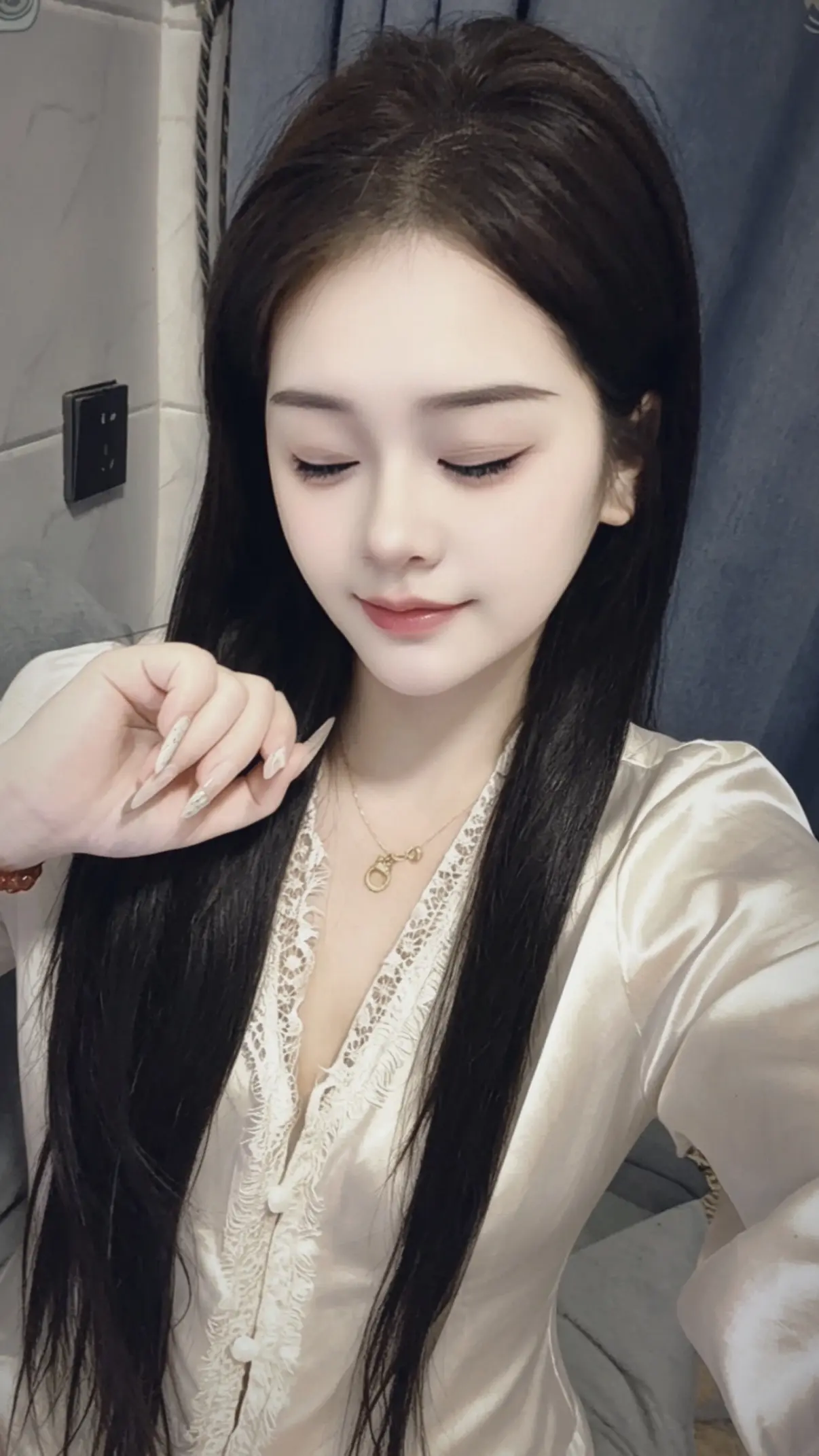 有气 有血 就是没气血 一怒之下 我站了起来 两眼一黑 我又坐了下来 ...