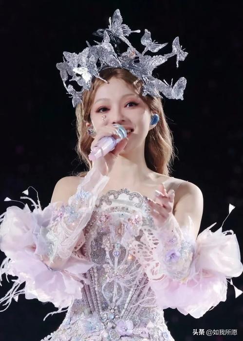 说实话，
张韶涵能在圈里红这么多年，
靠的不只是嗓子，更是做人。

当年她翻唱赵