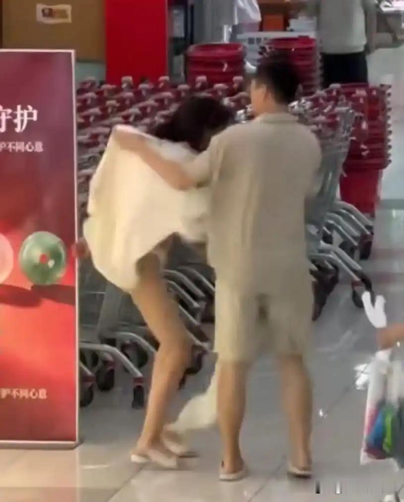 全网炸锅！
情侣商场当众吵架
女友怒脱衣物只剩内衣
婆婆尴尬到手足无措
见过情侣