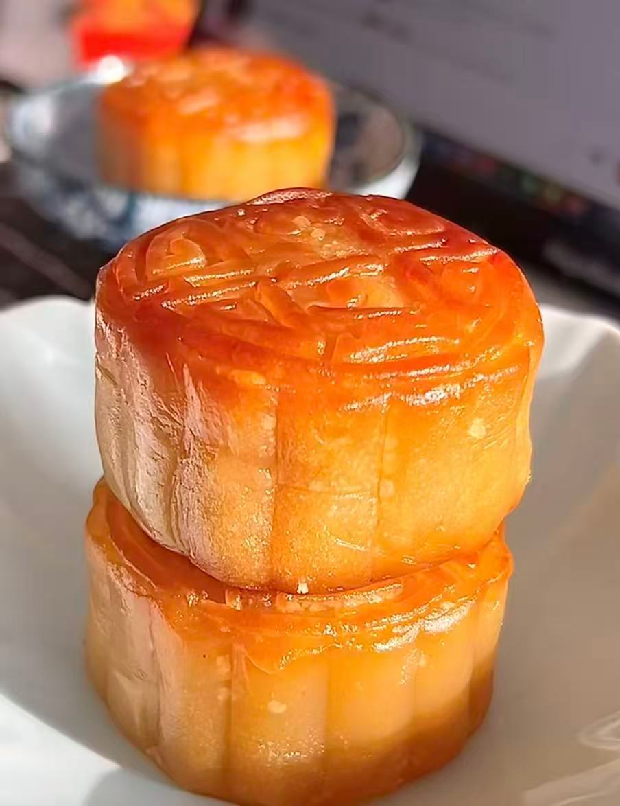 今年月饼得到南北一致认证了 往年月饼甜咸之争不断，今年多款月饼平衡甜咸口感收获南