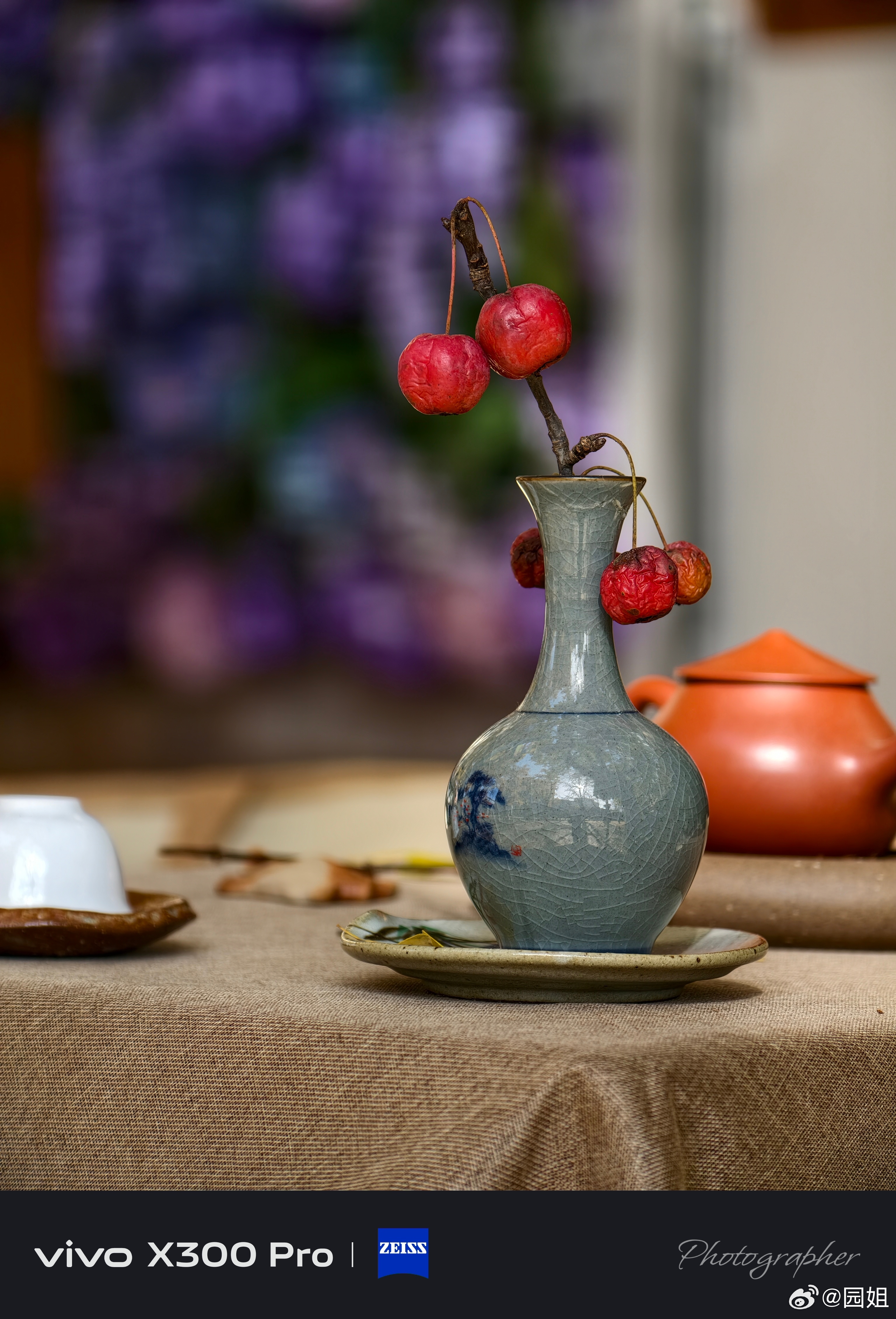 今天在一个咖啡店门口看到一个瓶子插了一支山楂，摆放都也很好看，就随手拍下来，还别