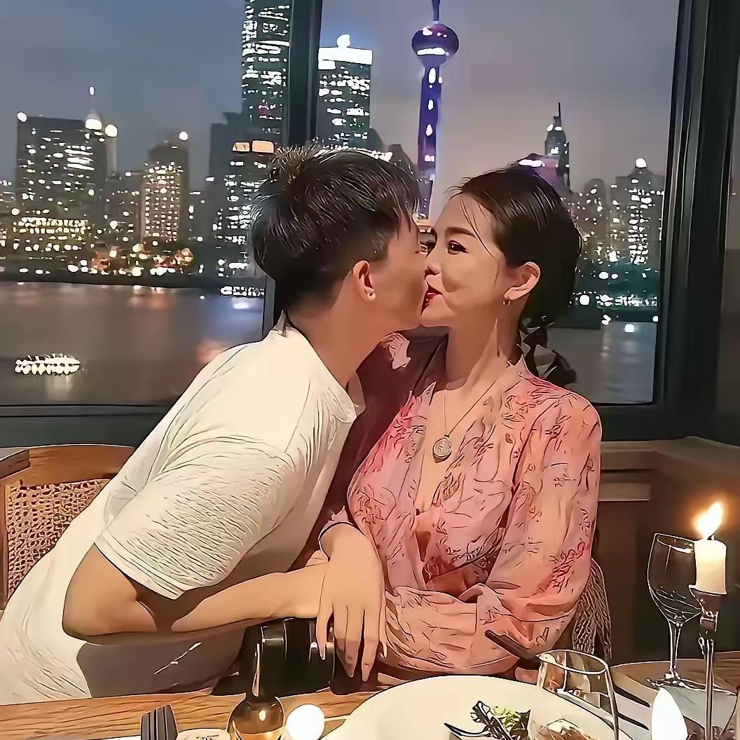 上海外滩黄浦江畔，一幕画面吸引路人目光。一位年近五十的女士，和一名00后小伙相伴