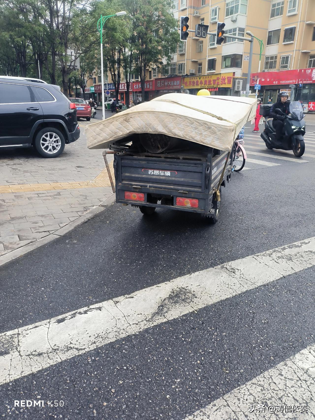 保定大姐街头拦住收床垫的，连菜都不买了

坐标保定，街头偶遇一位带娃大姐，急匆匆