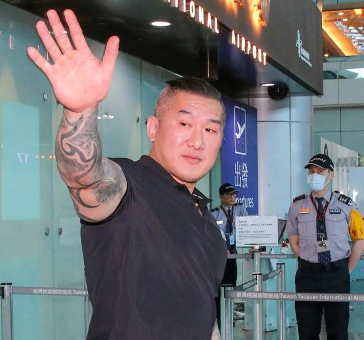 不出意外
意外还是发生了

说起“馆长”陈之汉，岛内很多人都不陌生。这位前海军陆