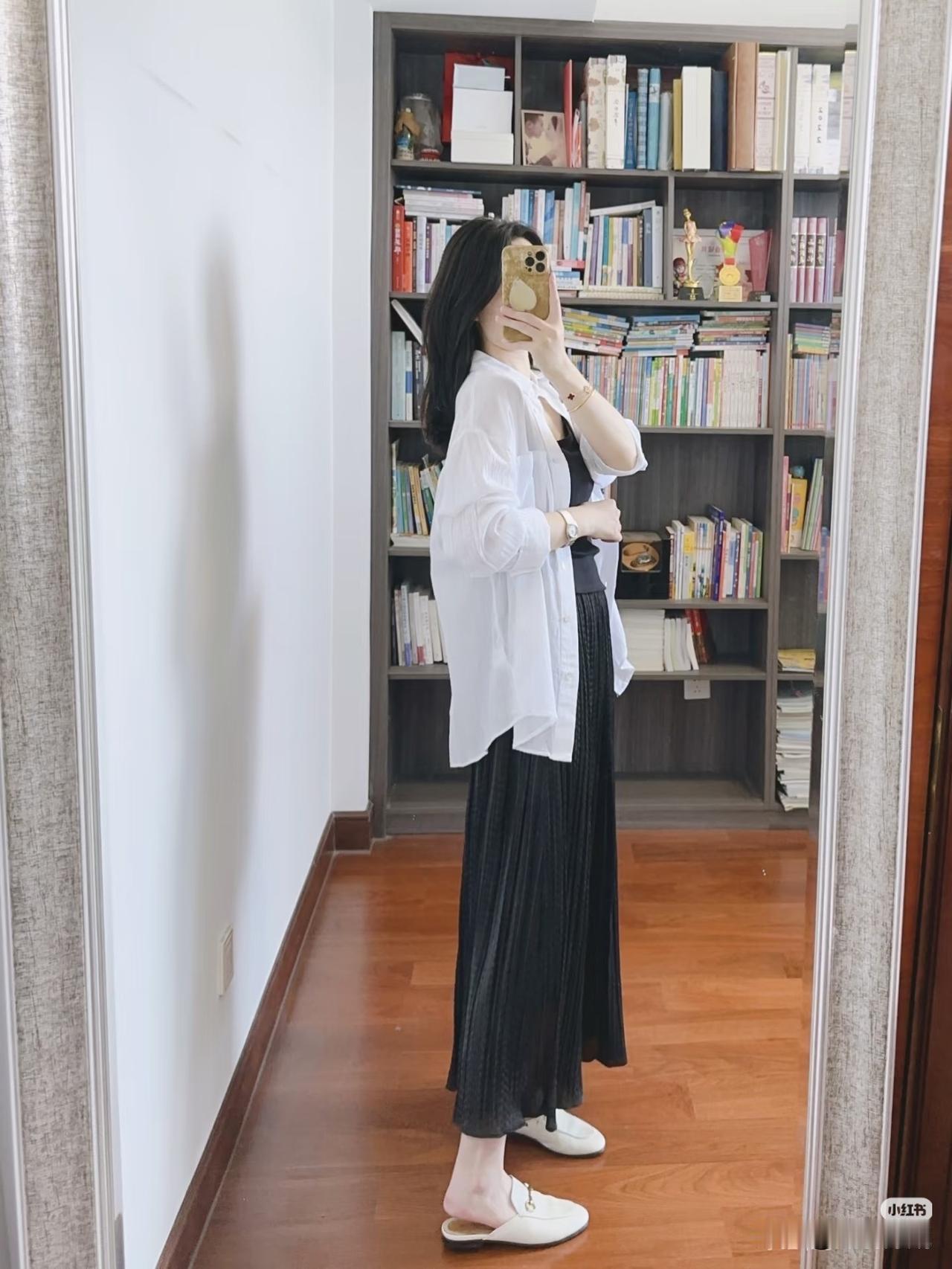 防晒穿搭 | 优衣库小背心➕Zara薄纱衬衫🫧
这件衬衫是被娜娜种草的😘
版