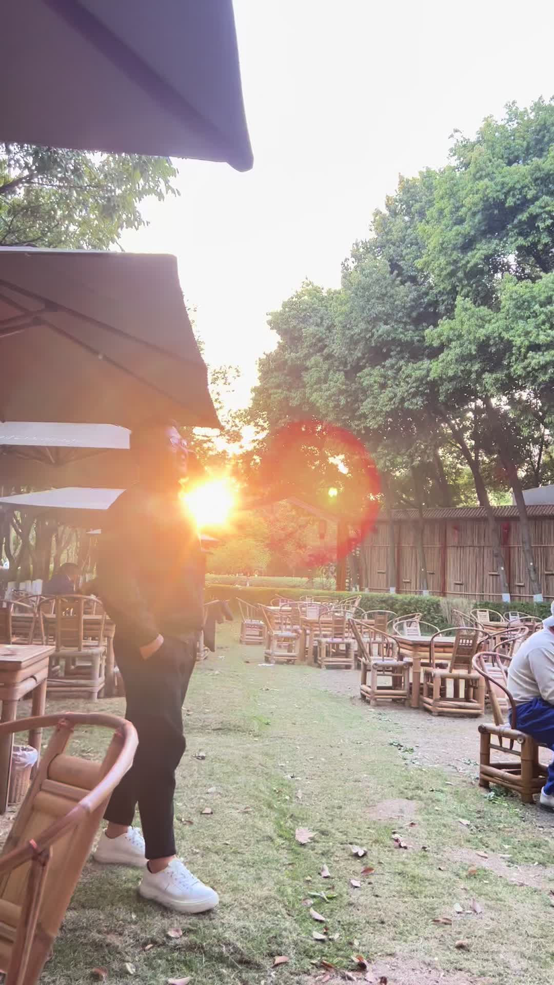 我爱成都 成都是世界的中心 成都人不用上班 只要有太阳 人都从草地上长了出来