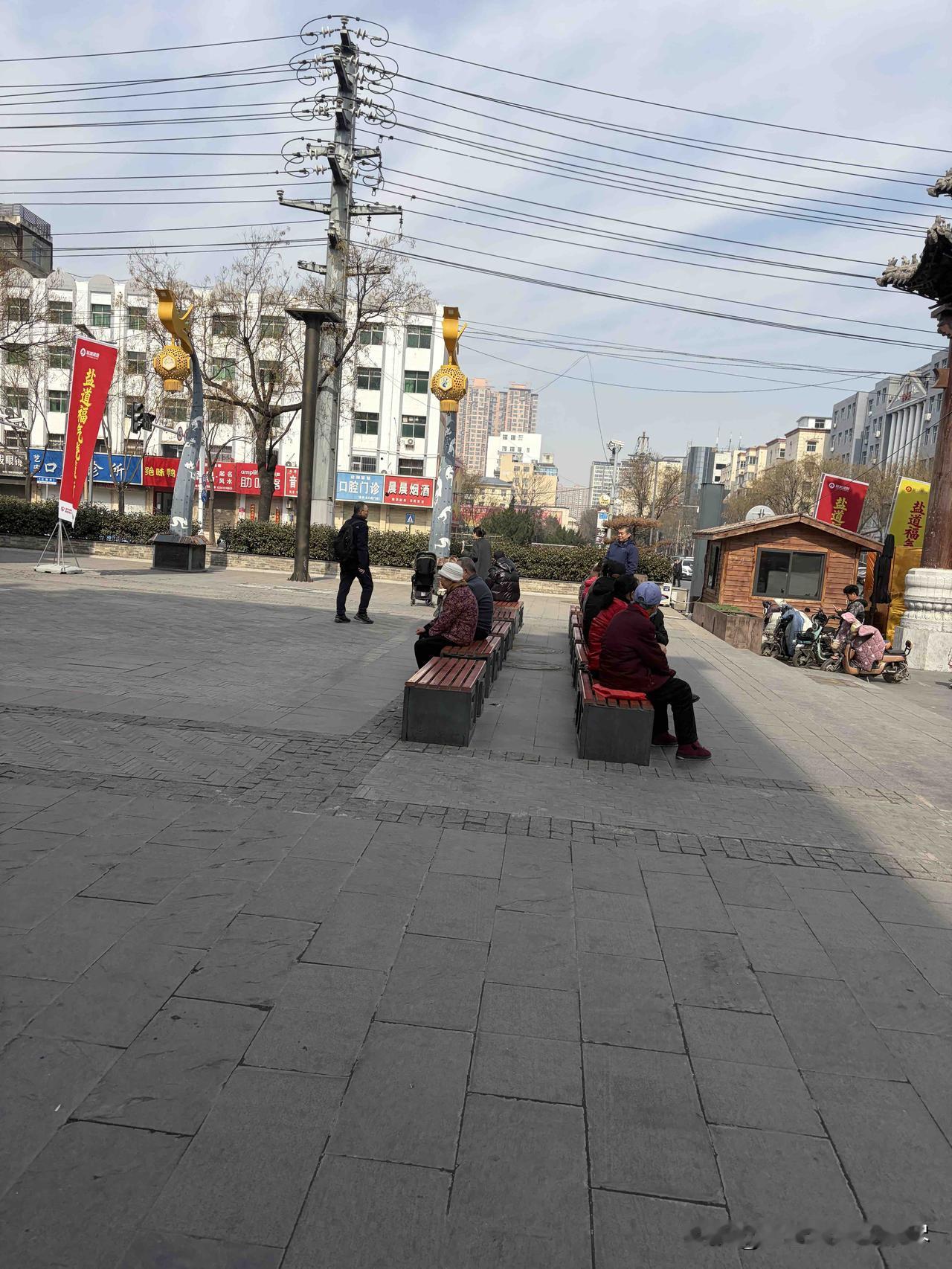 大年初四快到中午的时候，在山西运城街头看到的一幕，一群老头和老太太正悠闲的坐在路